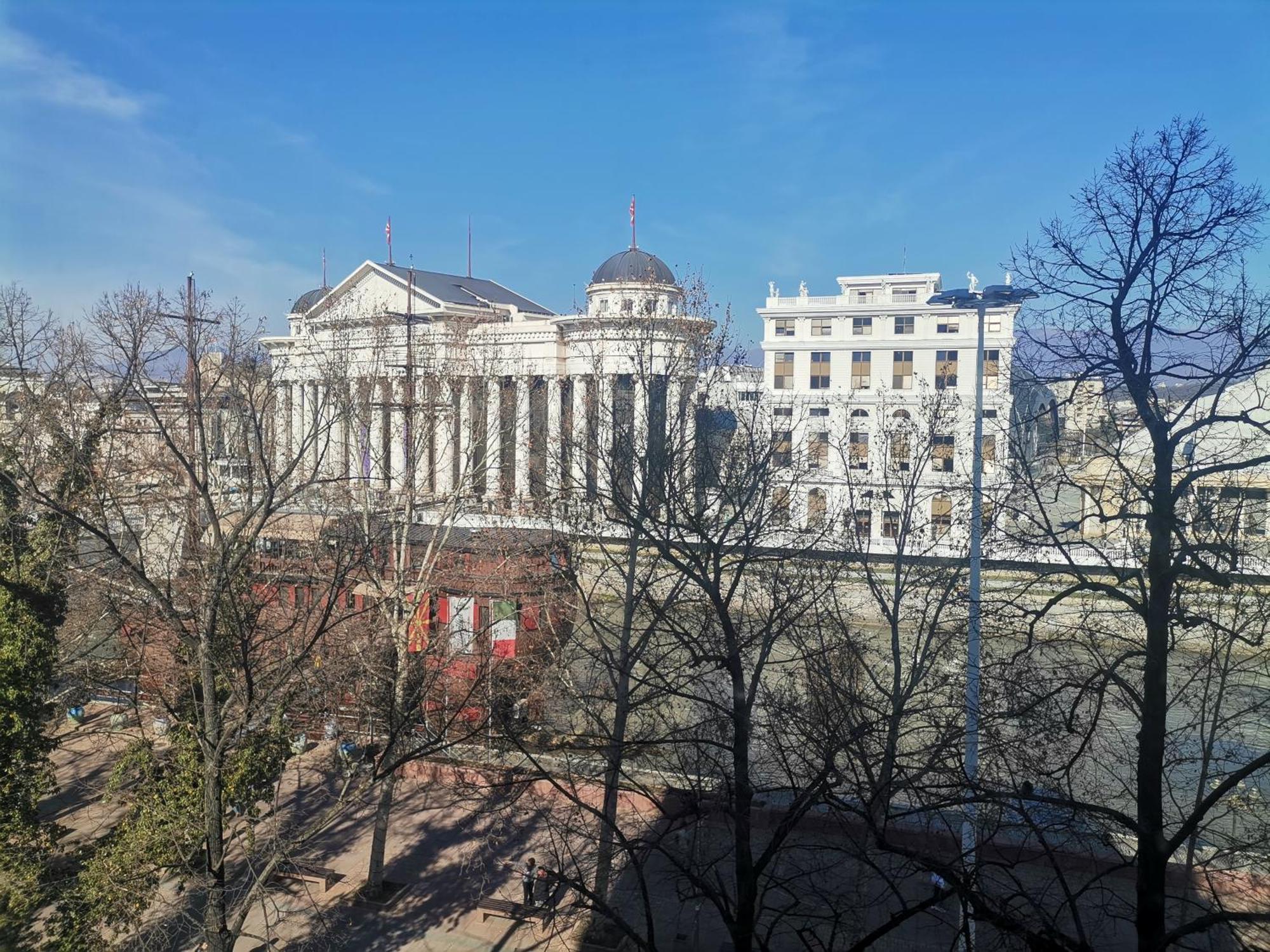 Calla 4 Apartment: Central Square Retreat with Secure Parking Skopje Exterior photo