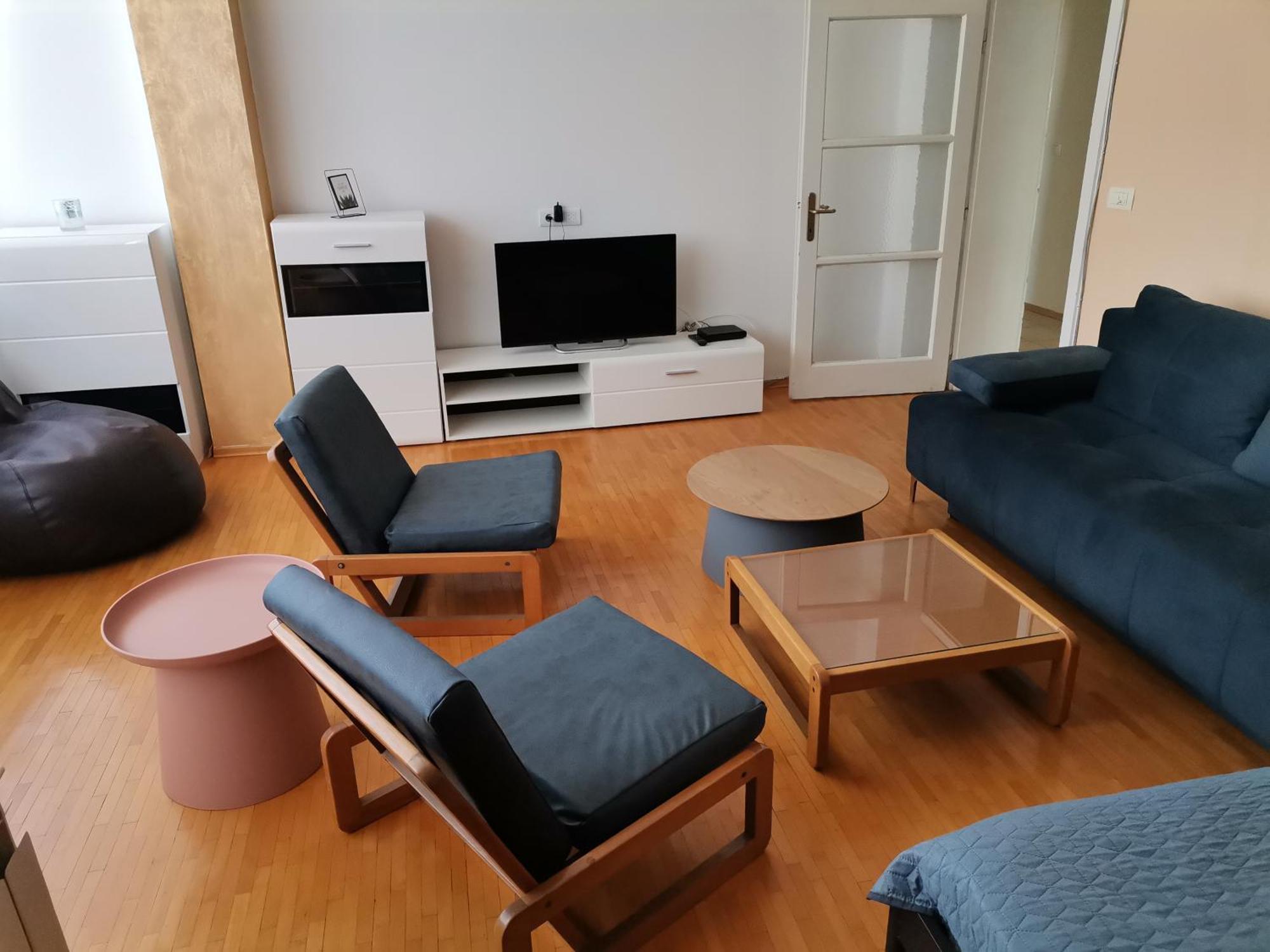 Calla 4 Apartment: Central Square Retreat with Secure Parking Skopje Exterior photo