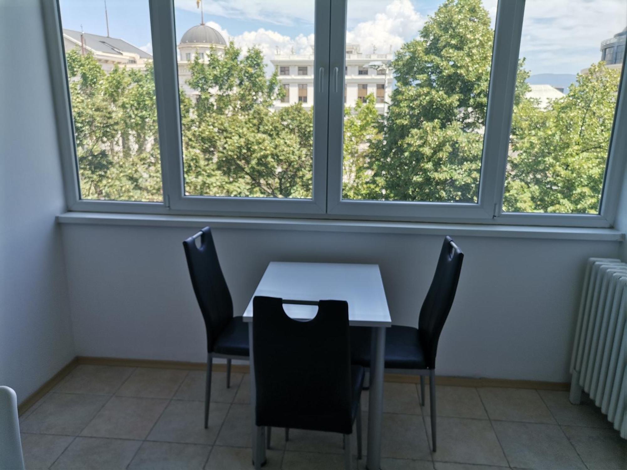 Calla 4 Apartment: Central Square Retreat with Secure Parking Skopje Exterior photo